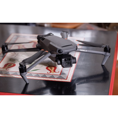 Квадрокоптер DJI Mavic 3 (CP.MA.00000447.02, CP.MA.00000447.01)