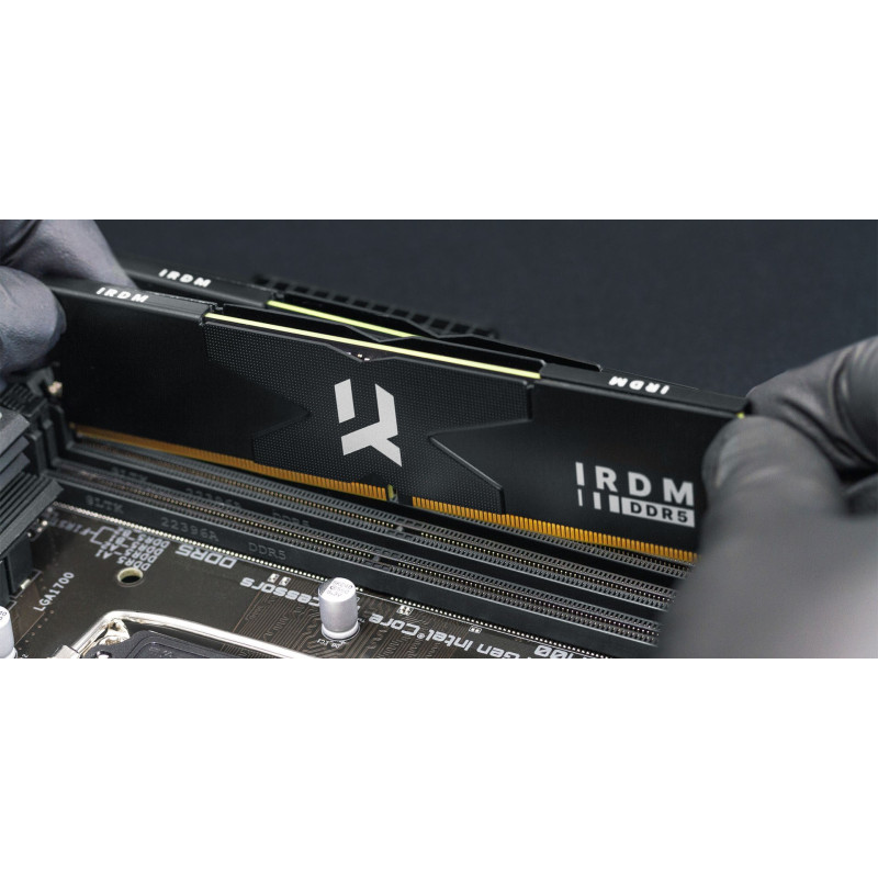 <p>Пам’ять DDR5 <b>GoodRAM IRDM Silver</b> об'ємом 32 ГБ є чудовим рішенням для процесорів нового покоління, яке задовольнить потреби найвибагливіших геймерів та оверклокерів. </p>
<p>Тактова частота 5600 МГц забезпечує надзвичайно високу швидкість розгону. Порівняно з модулями четвертого покоління, DDR5 забезпечують більшу на 50% продуктивність при зменшених на 30% енергозатратах. </p>
<p>Модуль пам'яті <b>GoodRAM IRDM Silver</b> оснащений мікросхемою з вбудованим температурним датчиком SPD HUB, яка дозволяє передавати відповідну інформацію по шині I3C для налаштувань таких параметрів, як швидкість і затримка. Підтримка профілю Intel® XMP 3.0 полегшує розгін без необхідності складних налаштувань в BIOS. </p>
<p>Технологія ECC (Error Correction Code) виявляє та виправляє помилки в модулі DRAM, що дозволяє досягти практично повної надійності.  </p>
<p>Пам’ять DDR5 <b>GoodRAM IRDM Silver</b> розміщується у низькопрофільному радіаторі, який ефективно відводить тепло і гарантує стабільну роботу системи. </p>
<p>Кожен виготовлений модуль пам'яті <b>GoodRAM IRDM Silver</b> проходить багатоступеневий контрольний тест, що є ознакою його високої якості та надійності. </p>