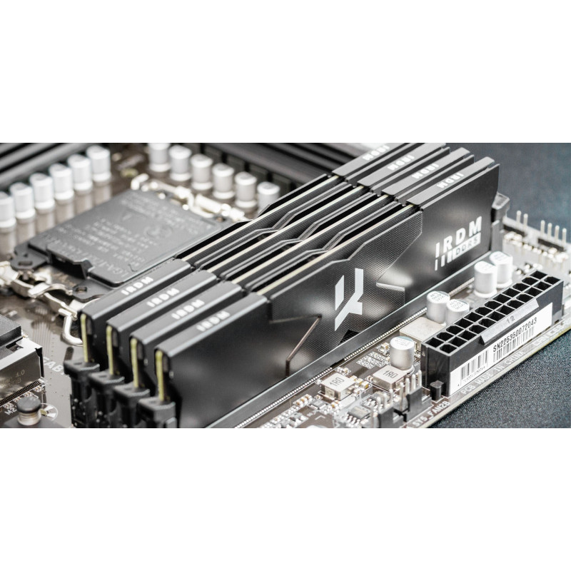 <p>Пам’ять DDR5 <b>GoodRAM IRDM Silver</b> об'ємом 32 ГБ є чудовим рішенням для процесорів нового покоління, яке задовольнить потреби найвибагливіших геймерів та оверклокерів. </p>
<p>Тактова частота 5600 МГц забезпечує надзвичайно високу швидкість розгону. Порівняно з модулями четвертого покоління, DDR5 забезпечують більшу на 50% продуктивність при зменшених на 30% енергозатратах. </p>
<p>Модуль пам'яті <b>GoodRAM IRDM Silver</b> оснащений мікросхемою з вбудованим температурним датчиком SPD HUB, яка дозволяє передавати відповідну інформацію по шині I3C для налаштувань таких параметрів, як швидкість і затримка. Підтримка профілю Intel® XMP 3.0 полегшує розгін без необхідності складних налаштувань в BIOS. </p>
<p>Технологія ECC (Error Correction Code) виявляє та виправляє помилки в модулі DRAM, що дозволяє досягти практично повної надійності.  </p>
<p>Пам’ять DDR5 <b>GoodRAM IRDM Silver</b> розміщується у низькопрофільному радіаторі, який ефективно відводить тепло і гарантує стабільну роботу системи. </p>
<p>Кожен виготовлений модуль пам'яті <b>GoodRAM IRDM Silver</b> проходить багатоступеневий контрольний тест, що є ознакою його високої якості та надійності. </p>