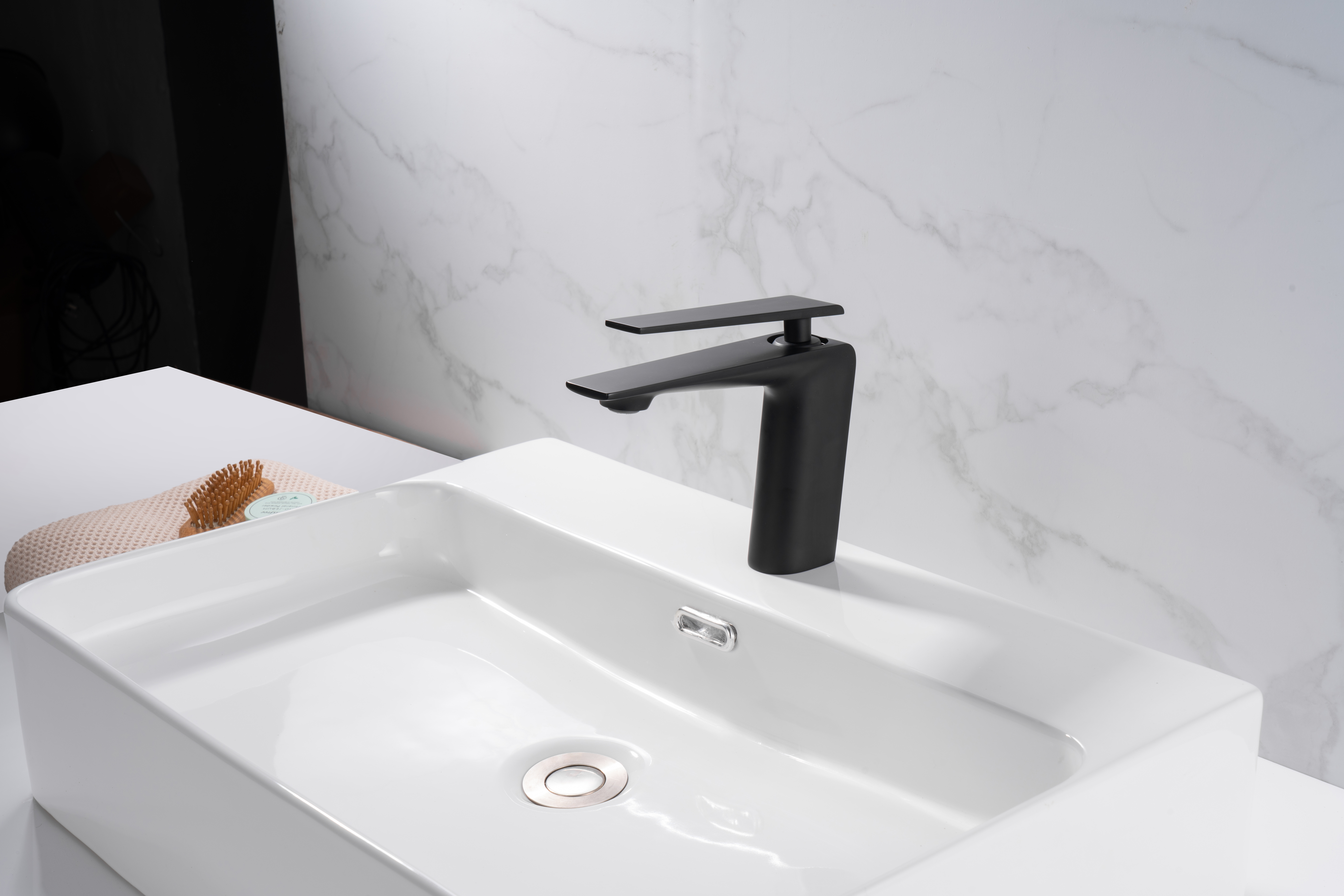 Чорний кран для умивальника Nett ZB-33