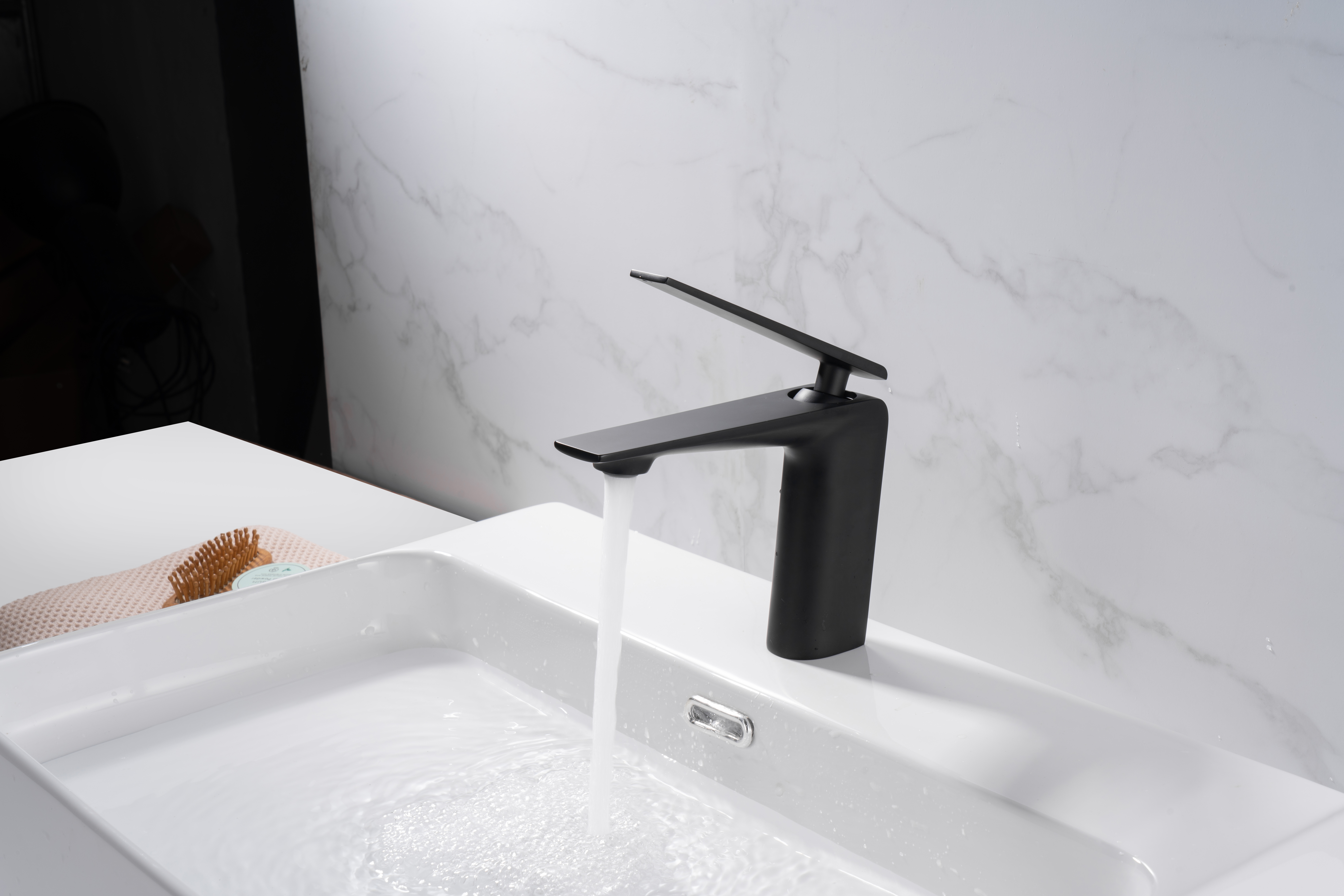 Чорний кран для умивальника Nett ZB-33