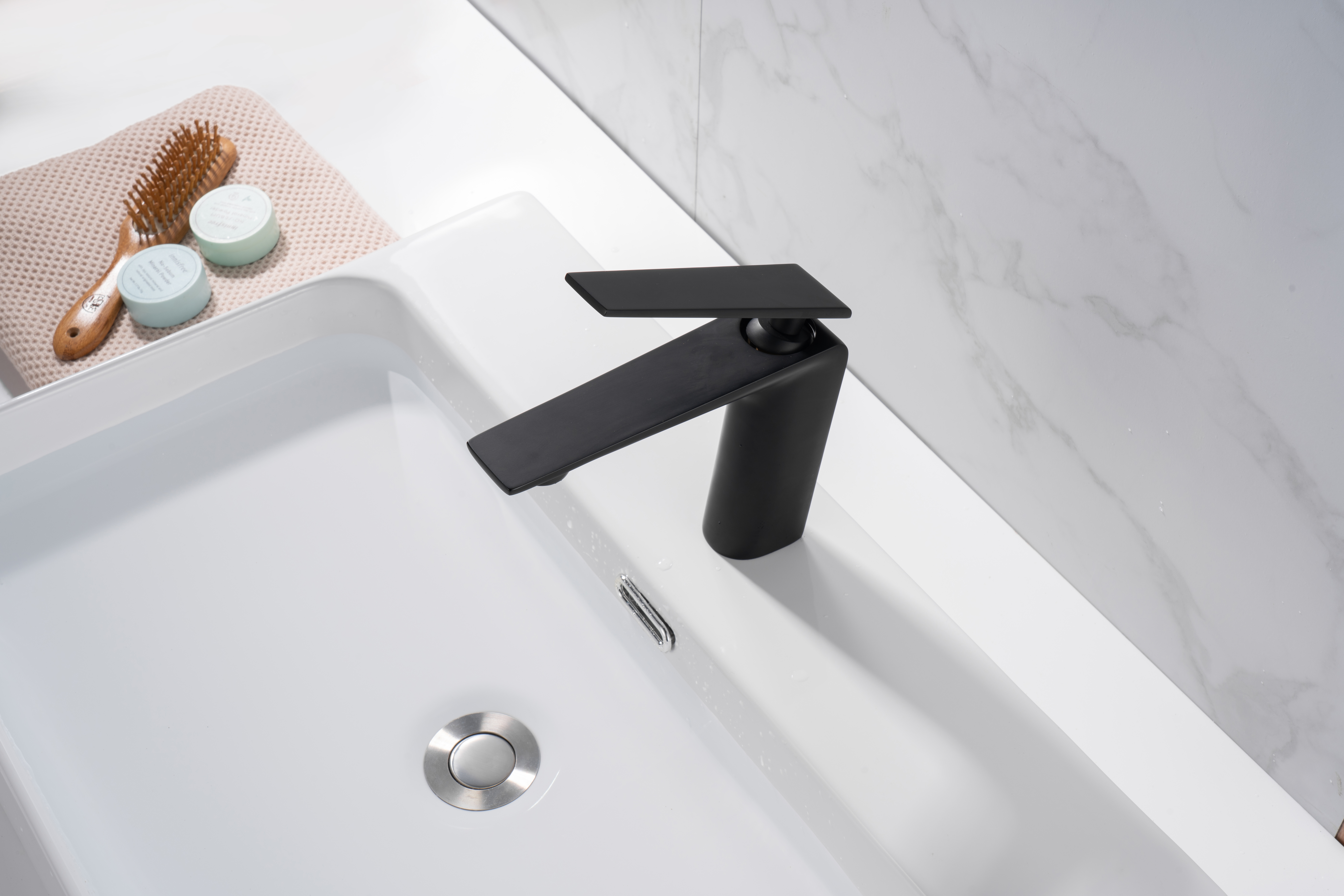 Чорний кран для умивальника Nett ZB-33