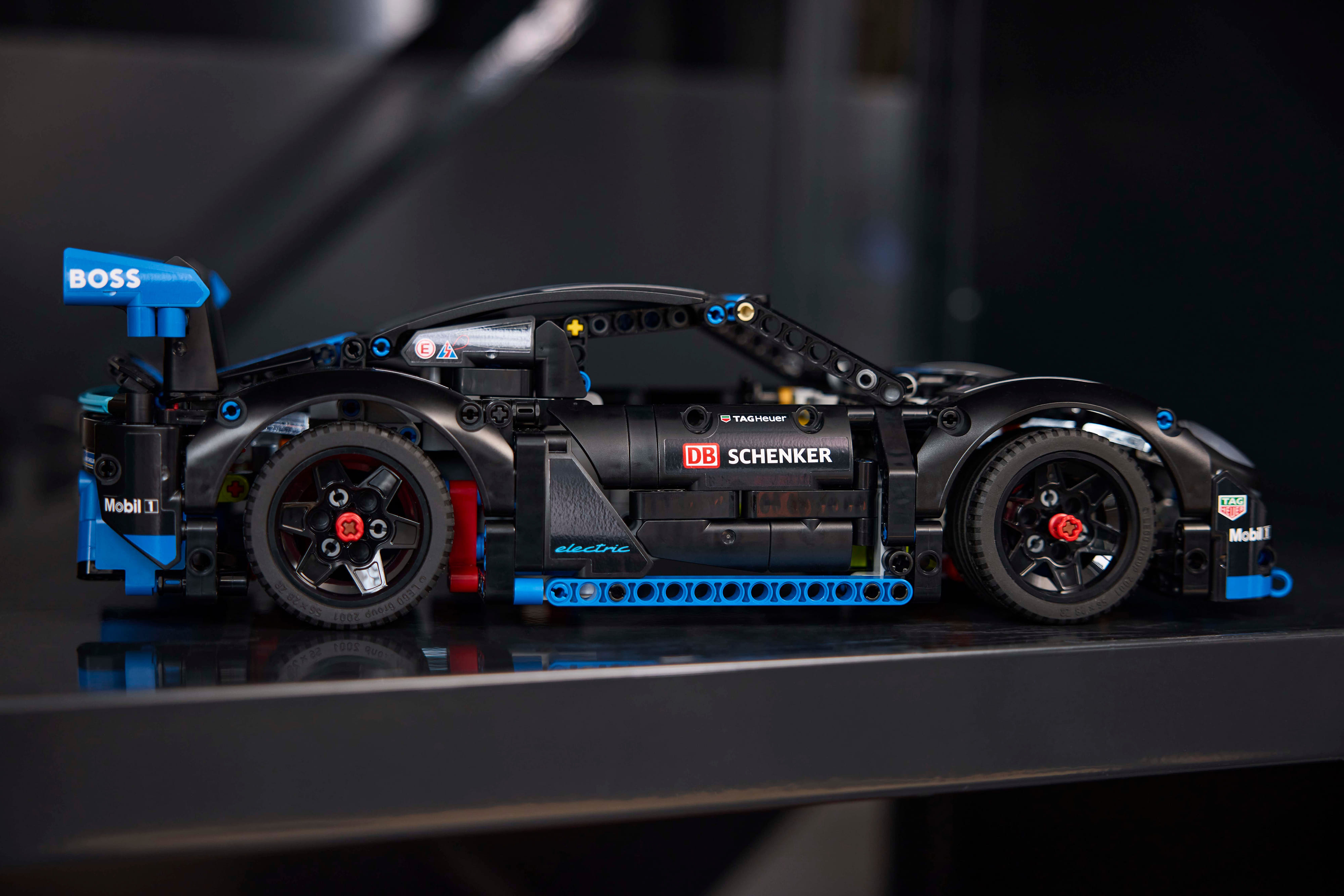 LEGO Конструктор Technic Автомобіль для перегонів Porsche GT4 e-Performance