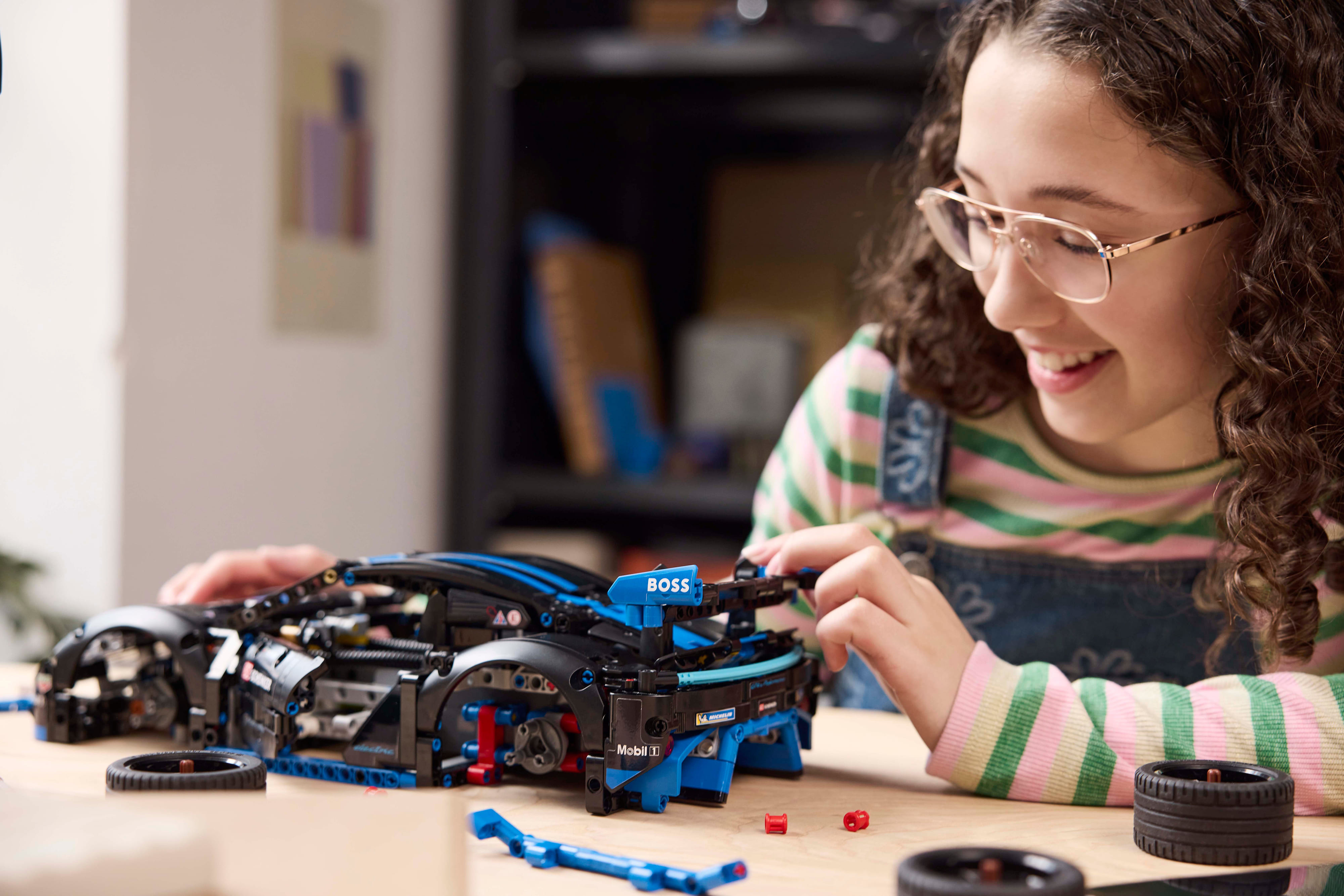 LEGO Конструктор Technic Автомобіль для перегонів Porsche GT4 e-Performance