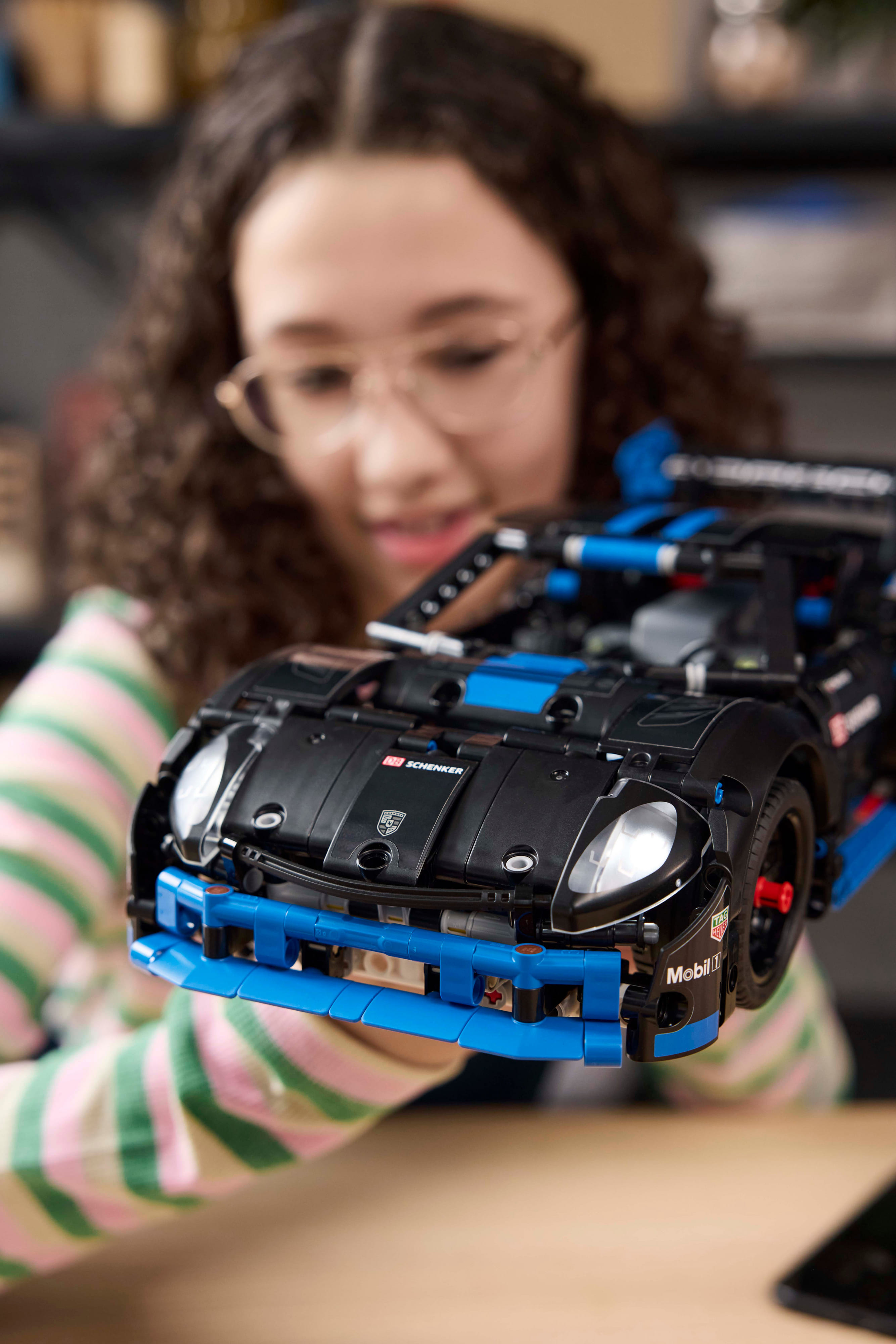 LEGO Конструктор Technic Автомобіль для перегонів Porsche GT4 e-Performance