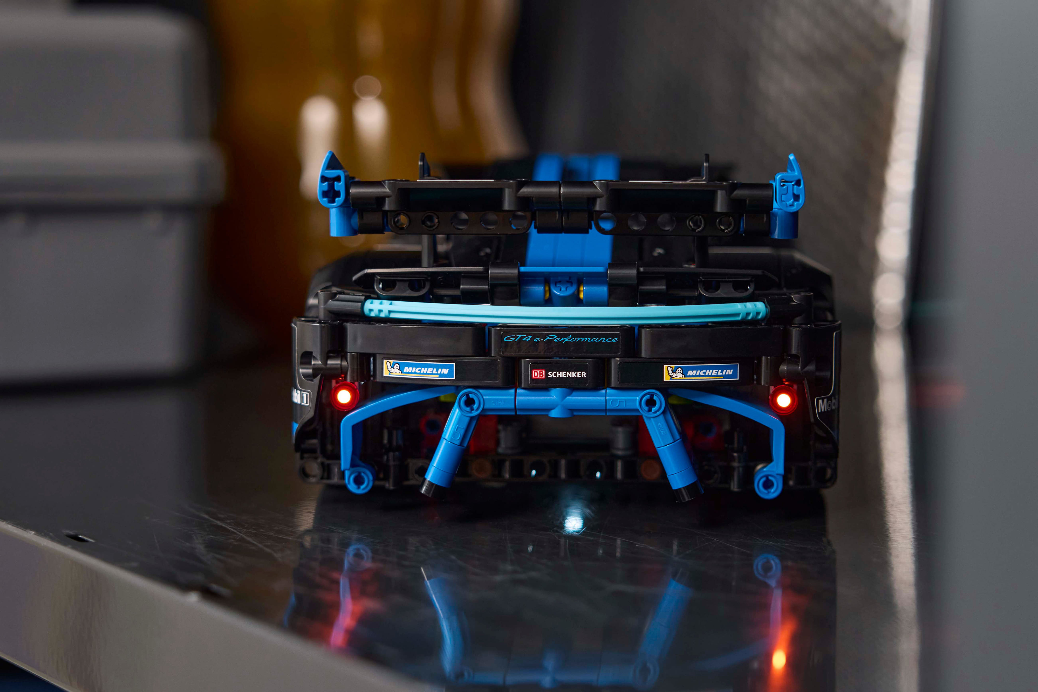 LEGO Конструктор Technic Автомобіль для перегонів Porsche GT4 e-Performance