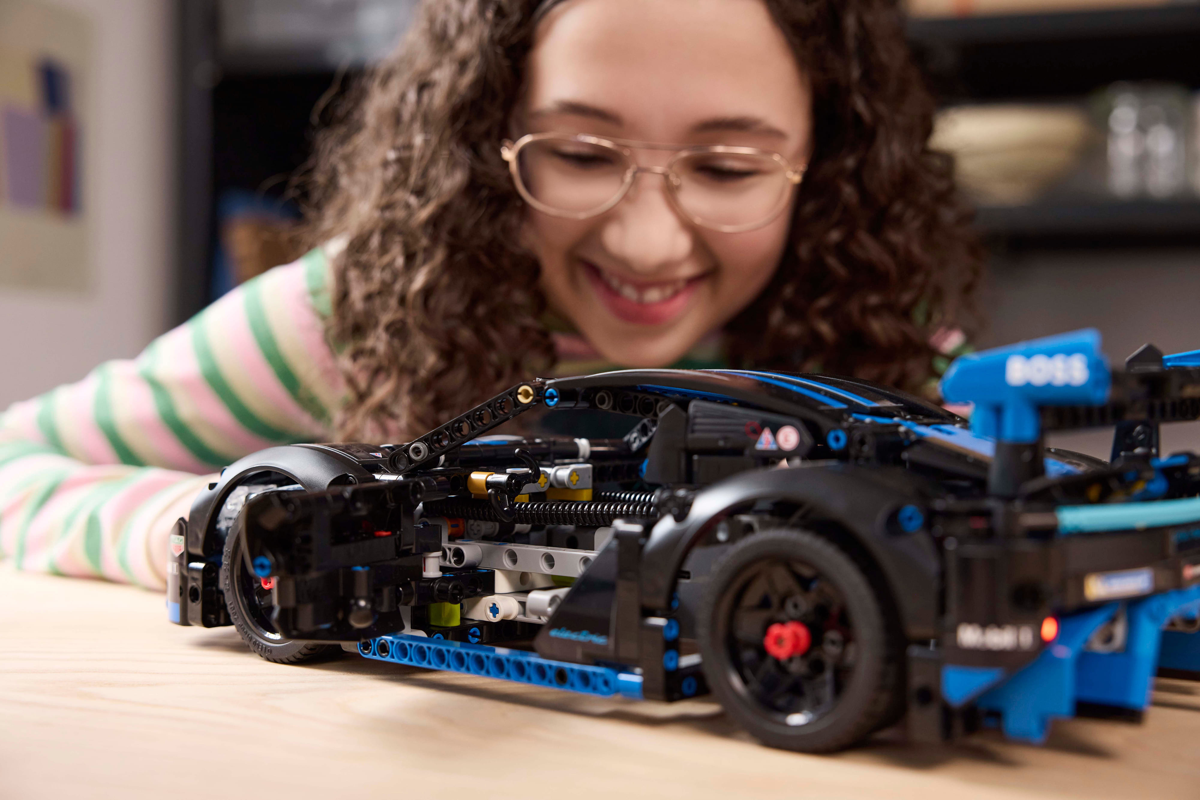 LEGO Конструктор Technic Автомобіль для перегонів Porsche GT4 e-Performance