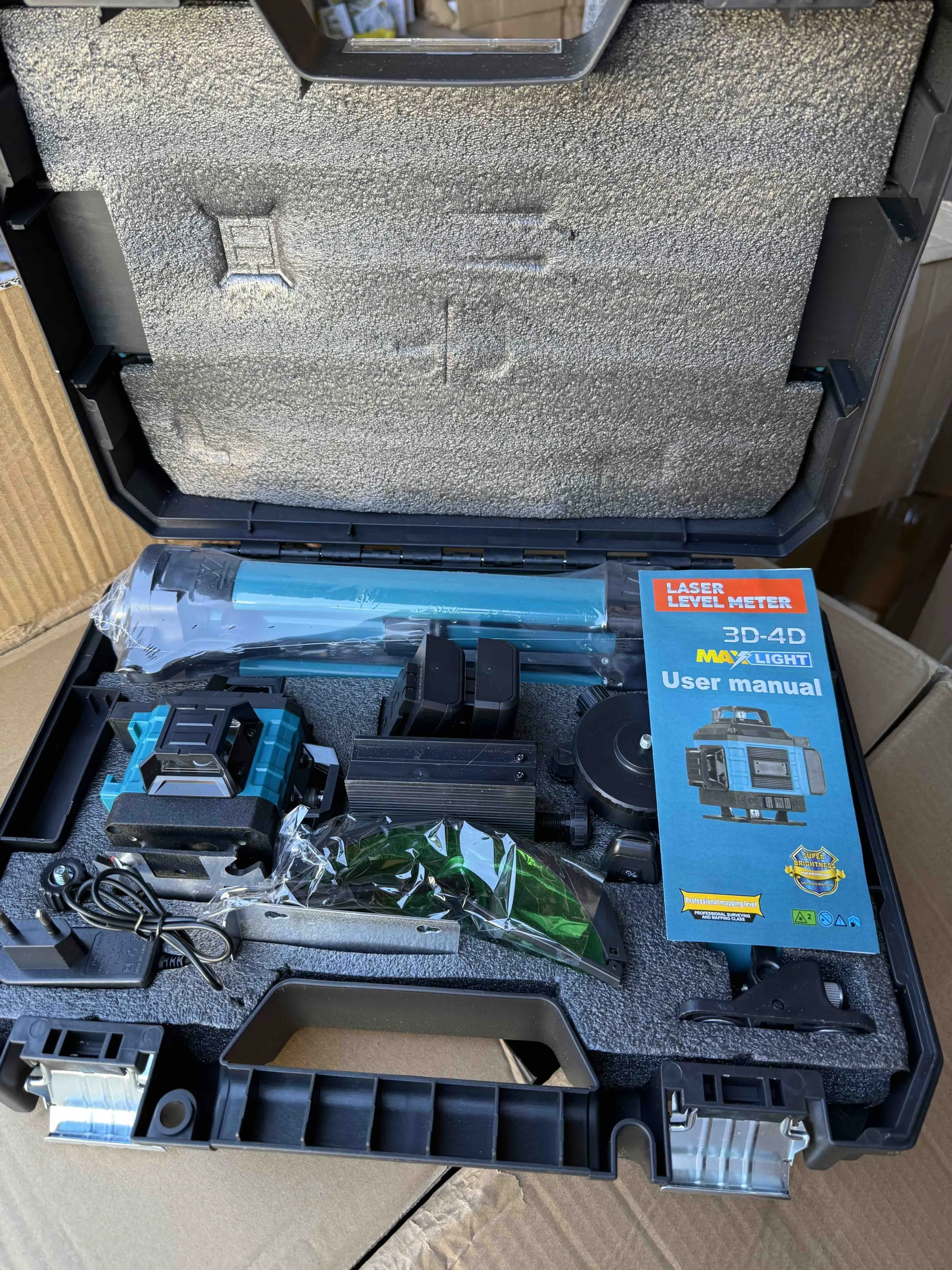 Лазерний 4D рівень акумуляторний -2 АКБ, 16 ліній, пульт дистанційного керування, цифровий дисплей, штатив, повний набір для встановлення, пластиковий кейс Лазерний 4D рівень акумуляторний -2 АКБ, 16 ліній, пульт дистанційного керування, цифровий дисплей, штатив, повний набір для встановлення, пластиковий кейс